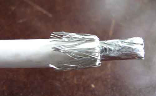 Зачистим верхний слой изоляции кабеля и под ним увидим экран из большого количества мелких проводков – его отогнем на кабель